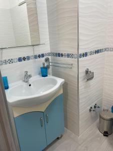 bagno con lavandino e doccia di Affittacamere Iria a Pomigliano dʼArco
