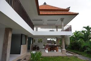 an external view of a house with a balcony at Umah Dayuh in Ungasan