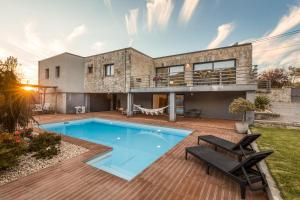 una casa con piscina en el patio trasero en Casa da Gateira, en Afife