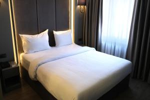 Postel nebo postele na pokoji v ubytování Dilens Bosphorus Hotel