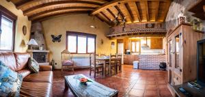 a living room with a couch and a table at casa rural La Gabina in Muñogalindo