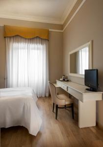 TV a/nebo společenská místnost v ubytování Ambasciatori Place Hotel