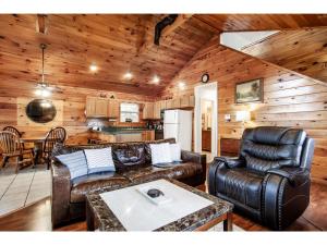 Galeriebild der Unterkunft Papa Bear - Private with Hot Tub, Pool Table, and View in Sevierville
