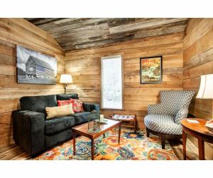 uma sala de estar com um sofá e uma cadeira em Beary Relaxing Cabin - Rustic with Outdoor Patio em Townsend