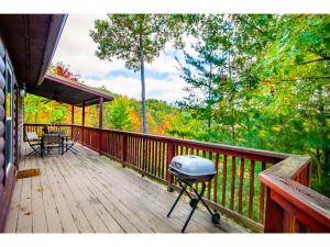 Μπαλκόνι ή βεράντα στο Papa Bear - Private with Hot Tub, Pool Table, and View