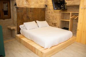 Postel nebo postele na pokoji v ubytování Duerming O Casal da Martiña