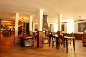 un comedor con mesas y sillas en un edificio en EuroParcs De Hooge Veluwe, en Arnhem