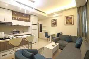 Kuchyň nebo kuchyňský kout v ubytování Palm Ville Suites