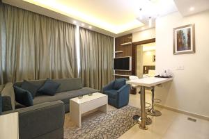 TV a/nebo společenská místnost v ubytování Palm Ville Suites