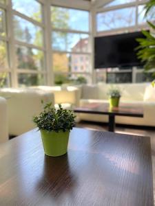 TV a/nebo společenská místnost v ubytování SensCity Hotel Berlin Spandau