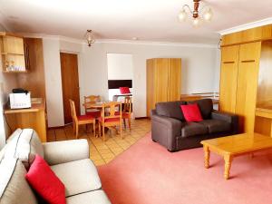 TV a/nebo společenská místnost v ubytování McNevins Warwick Motel