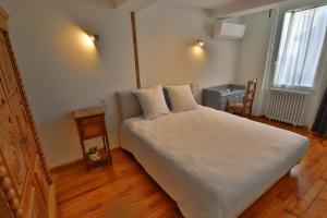 Ένα ή περισσότερα κρεβάτια σε δωμάτιο στο Le Relais Basque