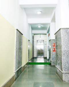 un pasillo de ascensor con un suelo verde en un edificio en Dev Residency en Nueva Delhi