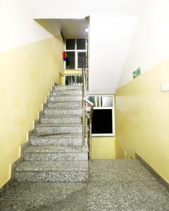 una escalera en un edificio con escalera en Dev Residency en Nueva Delhi