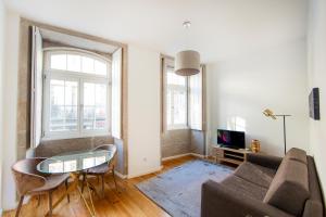 sala de estar con sofá y mesa en Citybreak-apartments Sao Bento en Oporto