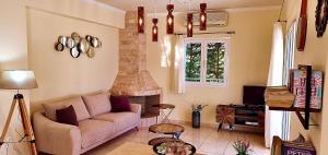 トラペザキにあるSeafront Villa Kefaloniaprivatevillasのソファと暖炉のあるリビングルーム