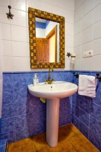 bagno con lavandino e specchio di Alojamiento Rural Sierra de Jerez a Jerez del Marquesado