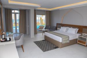 Ліжко або ліжка в номері Sunrise Diamond Beach Resort -Grand Select