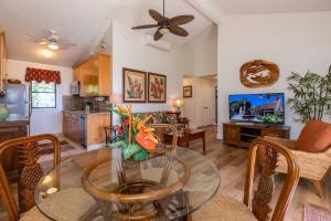 Televiisor ja/või meelelahutuskeskus majutusasutuses Makani A Kai Resort B-1