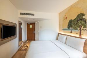 ibis Mumbai Airport - An Accor Brand客房内的一张或多张床位