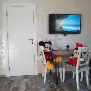 Televízia a/alebo spoločenská miestnosť v ubytovaní Apartman Zlatni breg Divčibare