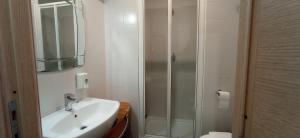Koupelna v ubytování Rome Travellers Hotel