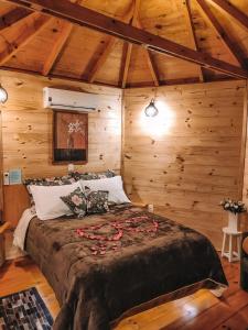 1 dormitorio con 1 cama grande en una cabaña en Bangalô do Xaxim, en Gramado