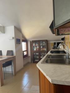 Kuchyňa alebo kuchynka v ubytovaní Relax Sea View Attic