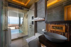 Ein Badezimmer in der Unterkunft Sinae Phuket - SHA Extra Plus