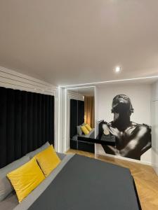 um quarto com uma cama com um quadro na parede em Prestige Line Manhattan em Legnica