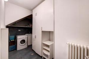 コーリコにあるChalet Ingannaの白いランドリールーム(洗濯機、乾燥機付)