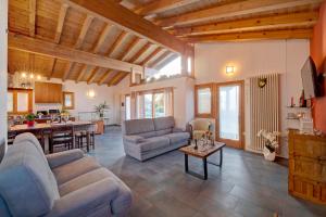 コーリコにあるChalet Ingannaのソファ2つとテーブルのあるリビングルーム