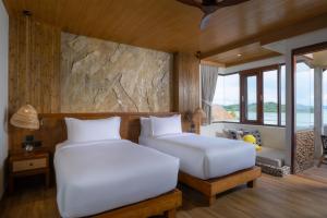 Ein Bett oder Betten in einem Zimmer der Unterkunft Sinae Phuket - SHA Extra Plus