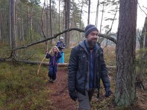 Um homem e uma criança a andar num trilho na floresta. em Vristulvens äventyrscenter em Mariestad