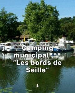 a sign that says camping municipal less boats be visible at superbe appartement de 40m2 avec parking gratuit sur place in Cuisery +1 photo