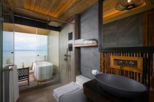 Ein Badezimmer in der Unterkunft Sinae Phuket - SHA Extra Plus