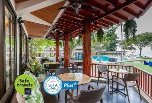 Cosy Beach Hotel - SHA Extra Plus tesisinde bir restoran veya yemek mekanı