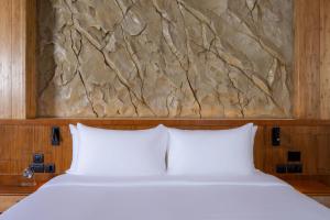 Ein Bett oder Betten in einem Zimmer der Unterkunft Sinae Phuket - SHA Extra Plus