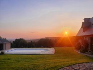 Východ nebo západ slunce při pohledu z bed and breakfast nebo okolí