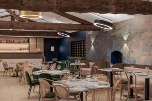 un ristorante con tavoli e sedie e una cantina di LE DOMAINE DE GORNETON a Chasse-sur-Rhône