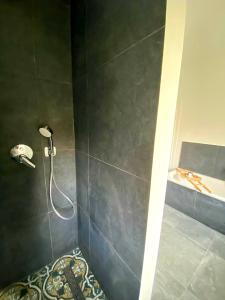 Ванная комната в Get-your-flat Traumhafte Altbau-Wohnung in Denkmal-Villa 3 Zr Kü Bad 2 Schlafzr 125 m2 Haustier auf Anfrage - ruhig & naturnah