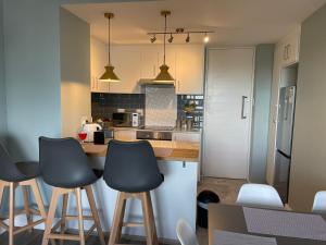 Køkken eller tekøkken på CJ’s OceanCityView Modern Secure 1 bed apartment
