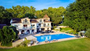 uma vista aérea de uma grande casa com piscina em Relais & Châteaux Hôtel La Réserve em Albi