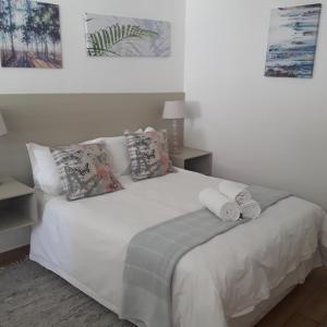 哈博羅內的住宿－Aflica Apartments，卧室配有白色床和毛巾