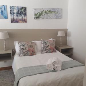 哈博羅內的住宿－Aflica Apartments，一间卧室配有一张床,上面有两条毛巾
