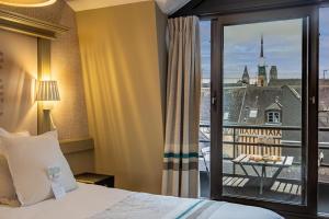 una camera d'albergo con un letto e un balcone di Hôtel Littéraire Gustave Flaubert, BW Signature Collection a Rouen Altre 106 foto
