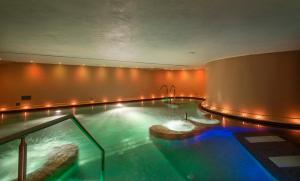 Bazén v ubytovaní Ambasciatori Place Hotel alebo v jeho blízkosti