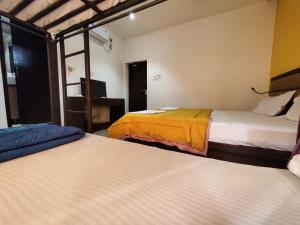 Кровать или кровати в номере Joey's Hostel Agra