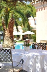 Bazén v ubytovaní Hotel Cala Caterina alebo v jeho blízkosti