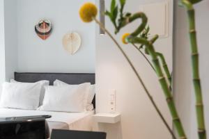 Posteľ alebo postele v izbe v ubytovaní Rivière Residence Paros